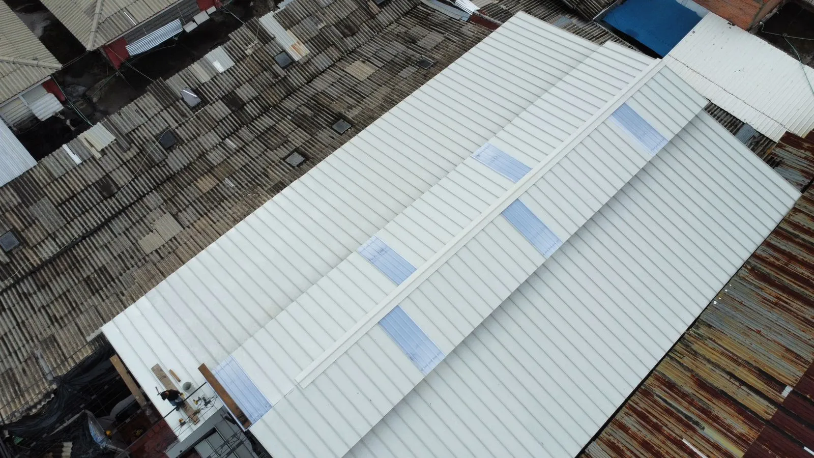 Lee más sobre el artículo Teja Click Lock: Cubierta Metálica sin Perforaciones