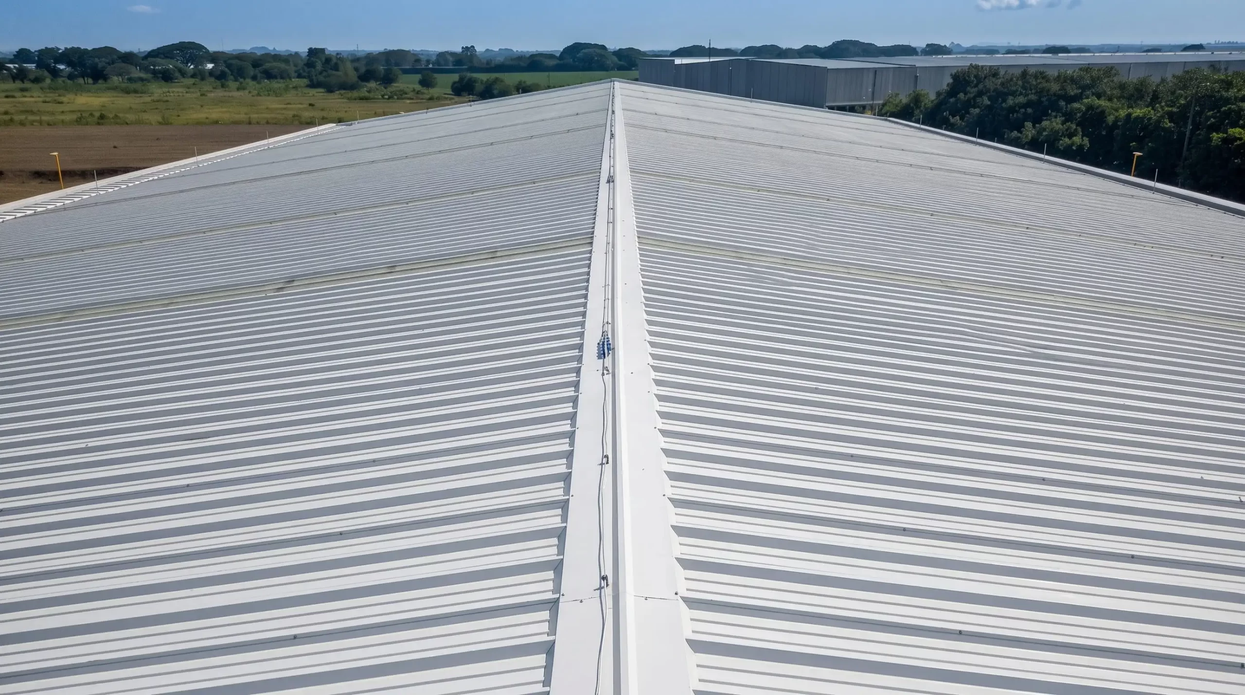 Cubiertas y paneles termoacústicos fabricados por Estrutechos en Acopi, Yumbo