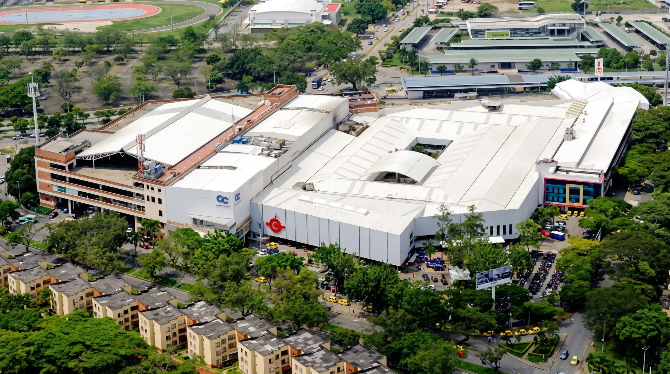Proyecto de cubierta con panel sándwich Estrutechos en el Valle del Cauca - Centro Comercial Cosmocentro